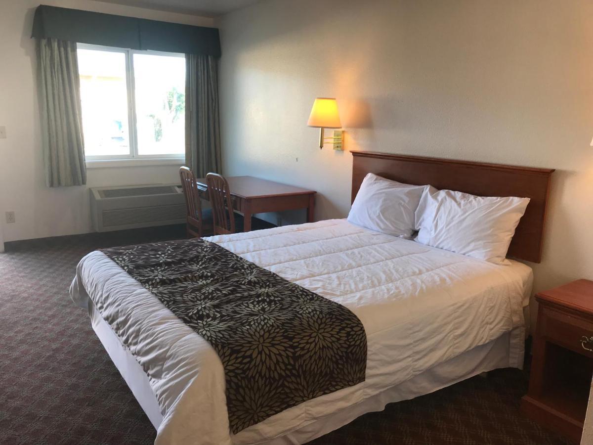 Woodburn Inn Екстер'єр фото