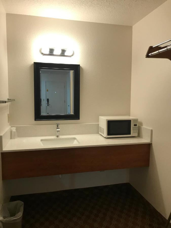 Woodburn Inn Екстер'єр фото