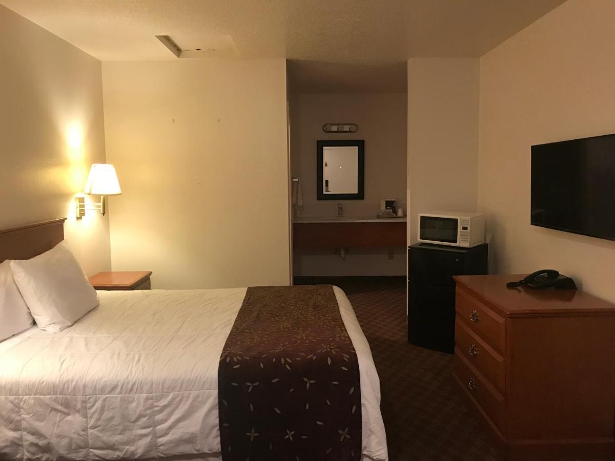 Woodburn Inn Екстер'єр фото