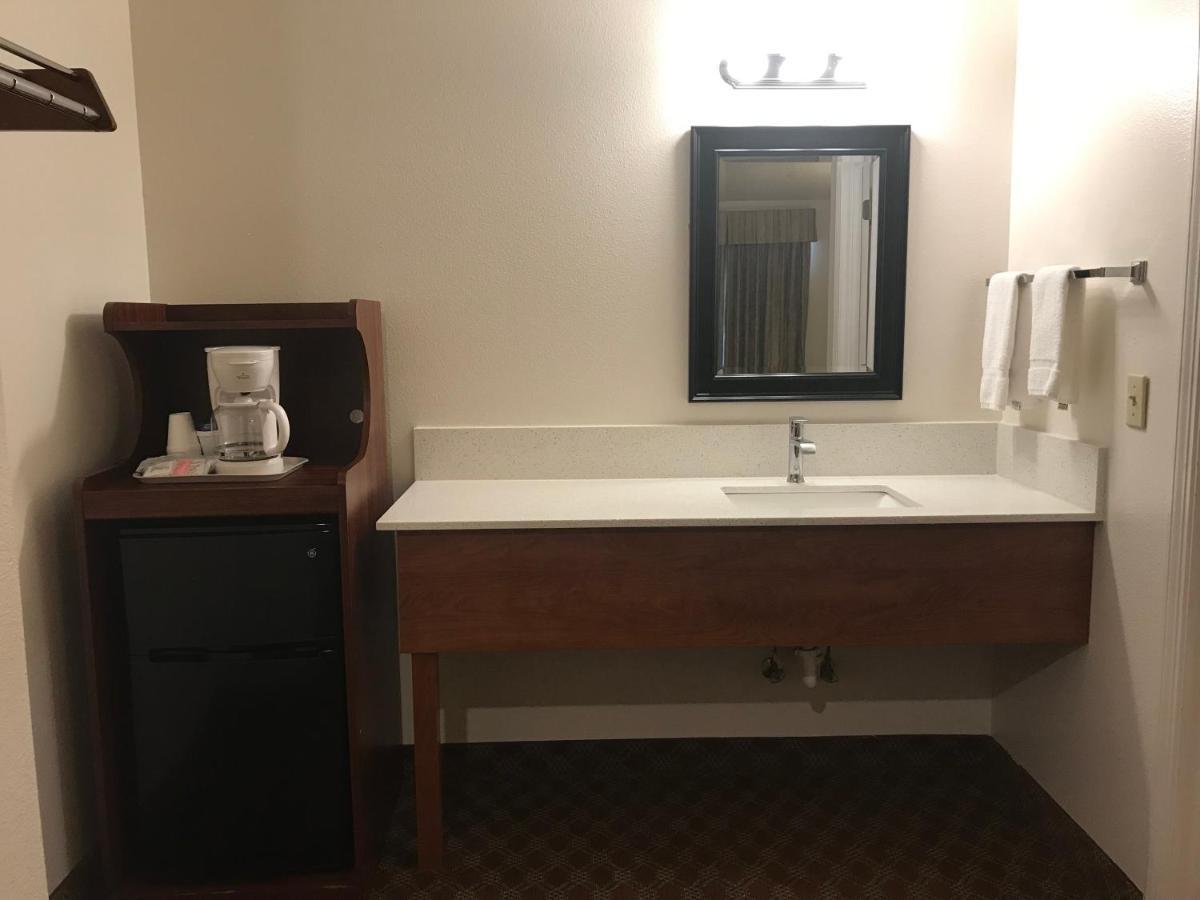 Woodburn Inn Екстер'єр фото