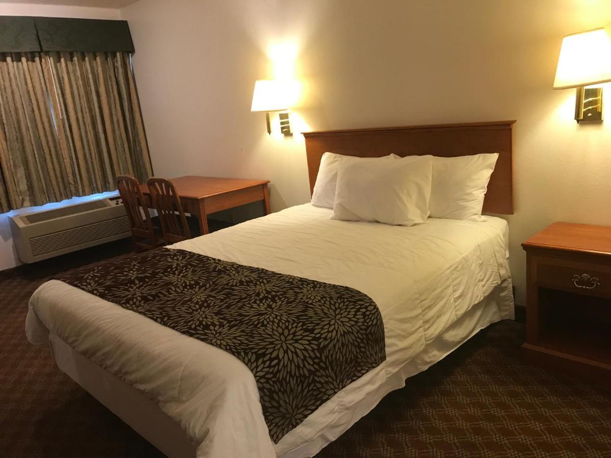 Woodburn Inn Екстер'єр фото