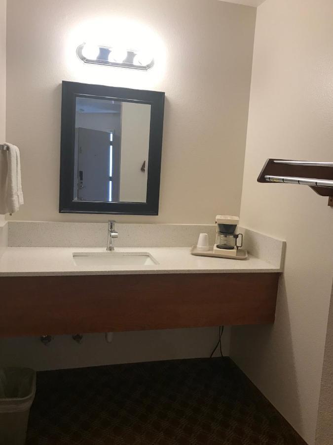 Woodburn Inn Екстер'єр фото
