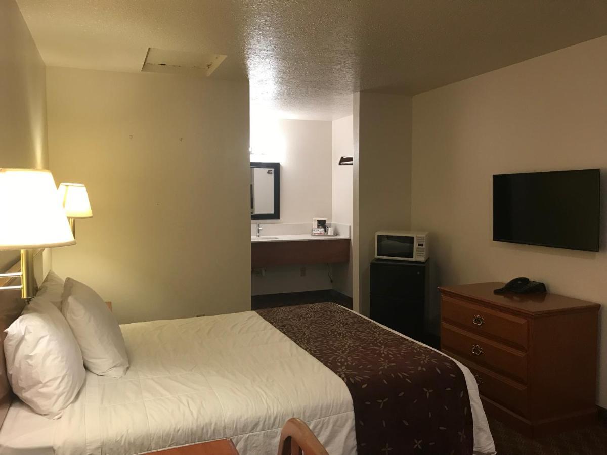 Woodburn Inn Екстер'єр фото